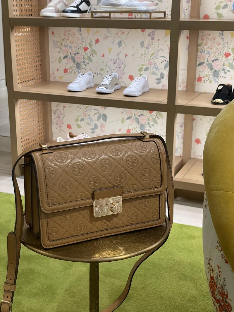 T Monogram Leather 單肩包，NT$24,900。