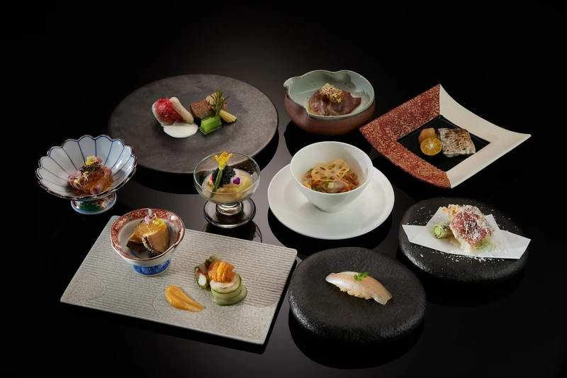 料理長阪口琢磨與門間賢彥料理長聯手推出一系列清新颯爽的全新菜色。