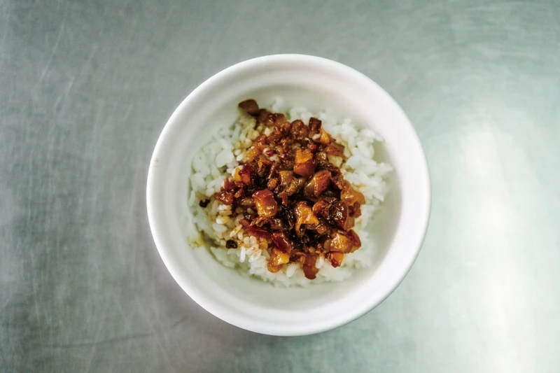 滷肉飯,是台灣最知名的庶民小吃。 滷肉飯,是台灣最知名的庶民小吃。