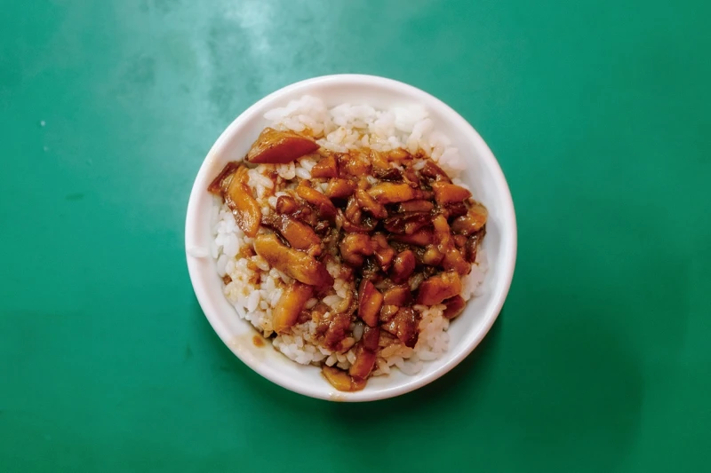 以1:1的比例拍攝下滷肉飯大小,宛如身歷其境窺見碗中細節。 以1:1的比例拍攝下滷肉飯大小,宛如身歷其境窺見碗中細節。