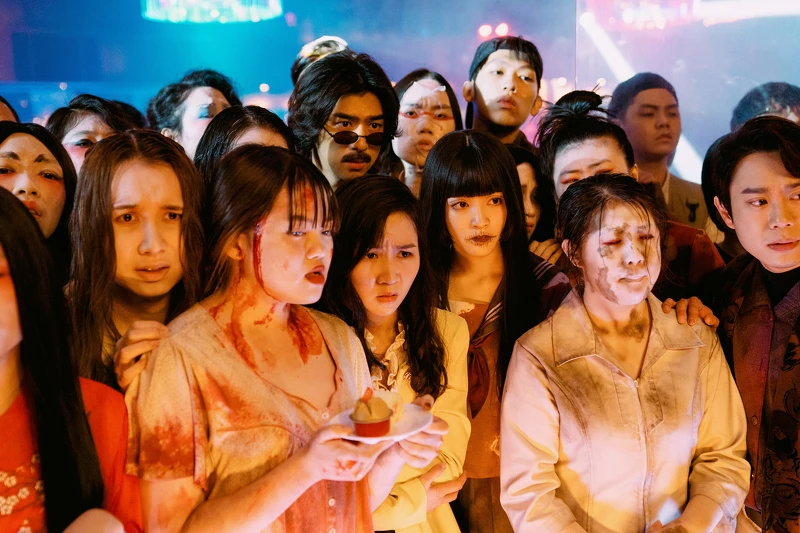 中元厲鬼派對上百隻鬼的造型都不同，每隻都是製作團隊逐一討論後決定。圖前排右三為王淨，後排右五為陳柏霖。