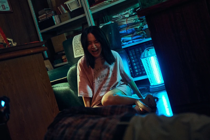 《都市懼集》李沐發現鄰居阿伯倒臥家中 《都市懼集》李沐發現鄰居阿伯倒臥家中