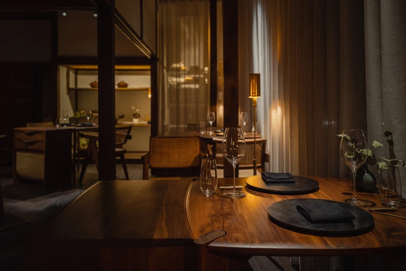 帶有優雅的弧線與雕塑般的工藝技法的「Liipo studio」胡桃木傢俱，與老屋的緣側、欄間交織重疊。