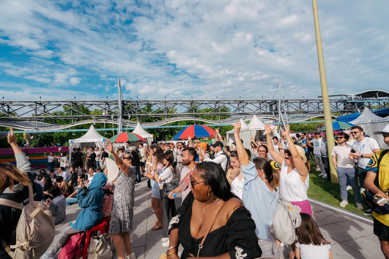 外國觀眾隨著DJ QuestionMark音樂節奏盡情舞動