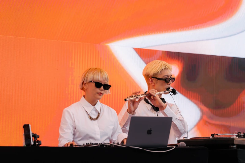 DJ QuestionMark 帶來招牌演出〈Flute Loop〉，將 DJ 演出融合長笛演奏，讓現場觀眾為之驚艷