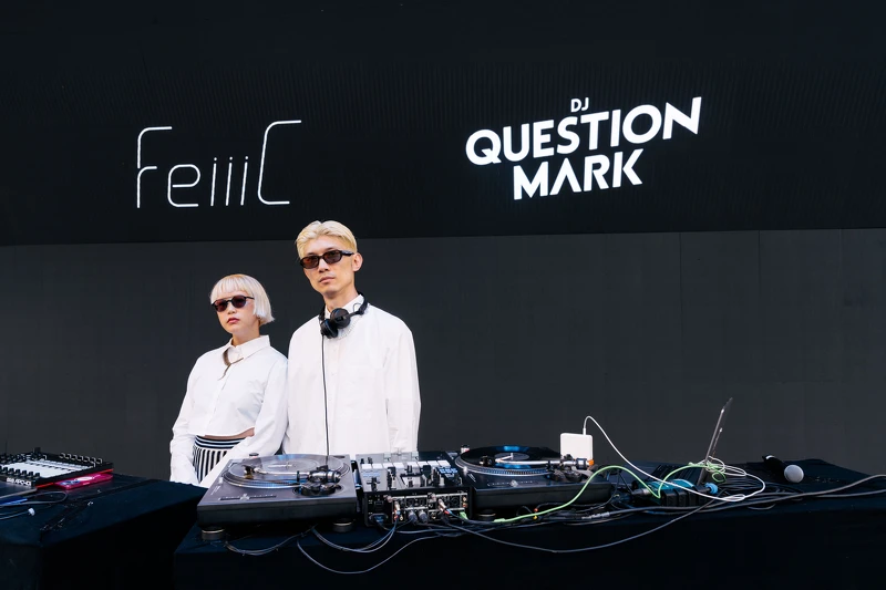 VJ feiiic（左）、DJ QuestionMark（右）