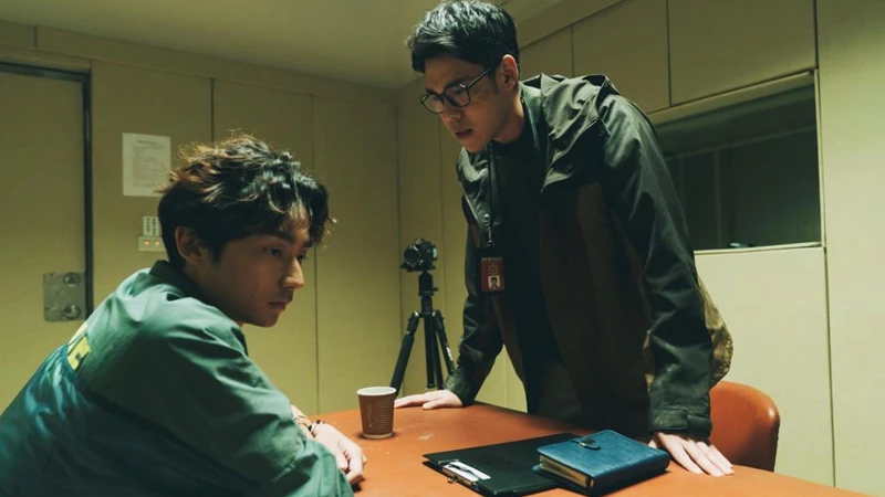 小陳質問著阿弟仔關於案件的真相。 小陳質問著阿弟仔關於案件的真相。