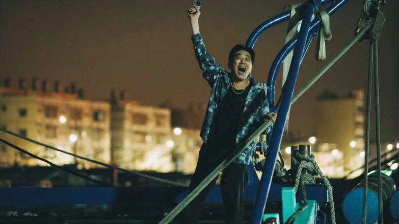 賴打對空鳴槍引走所有警察的注意力。 賴打對空鳴槍引走所有警察的注意力。