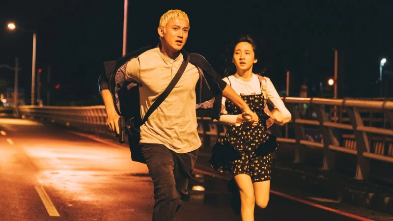 金勤帶著娜娜試圖奔離警方。 金勤帶著娜娜試圖奔離警方。