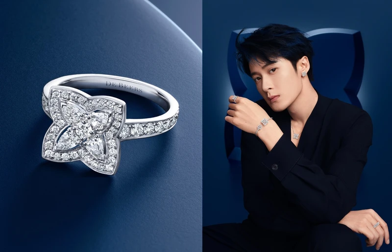 男星檀健次成為De Beers最新品牌代言人，示範 Enchanted Lotus系列項鍊、戒指、耳環、手鐲等多款珠寶，精彩演繹。
