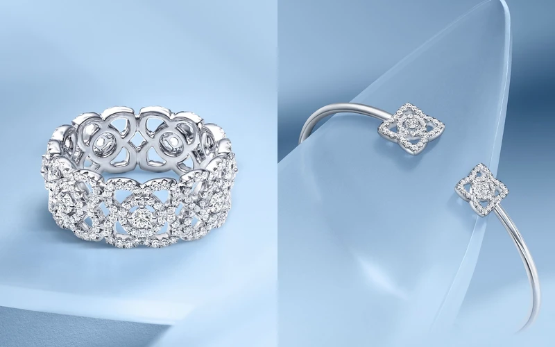 （左起）Enchanted Lotus 18K白金鑽石戒指，共使用多達301顆圓形明亮式鑽石，鑽石總重約1.22克拉；Enchanted Lotus 18K白金開放式鑽石手鐲，飾有不同大小的經典蓮花圖案，鑲嵌總重約0.42克拉的圓形明亮式鑽石，De Beers。