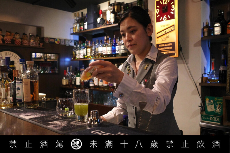 調酒師桝谷美咲。 調酒師桝谷美咲。