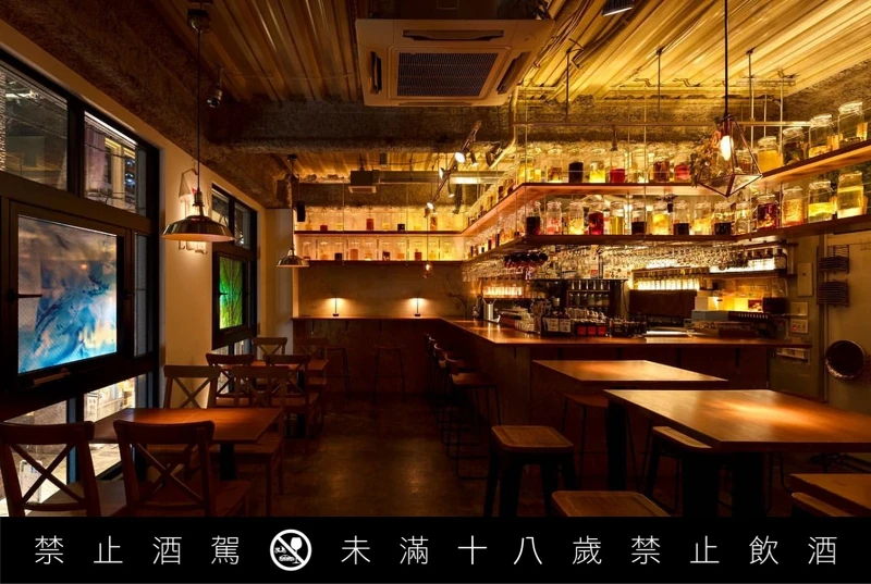 空間有浸漬著各式各樣古怪東西的玻璃罐。 空間有浸漬著各式各樣古怪東西的玻璃罐。