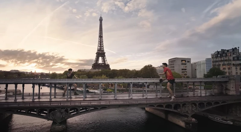 廣告透過縮小地景比例,結合運動選手的爆發力。 廣告透過縮小地景比例,結合運動選手的爆發力。