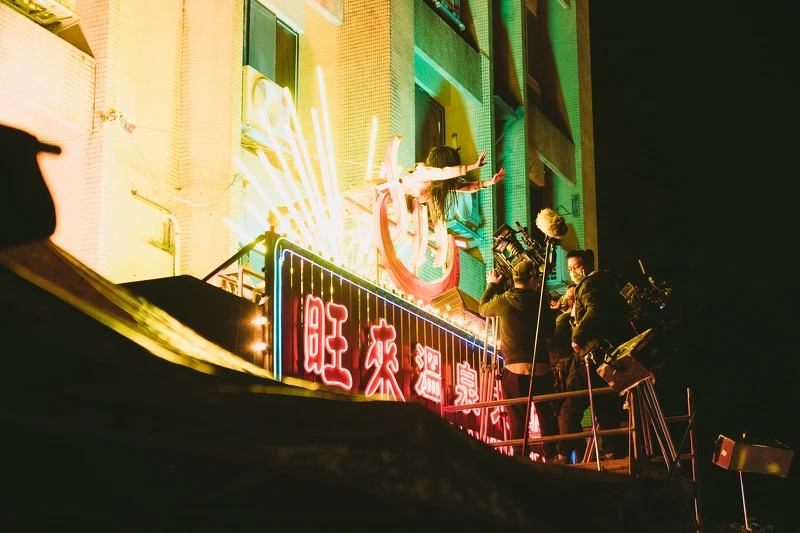《鬼才之道》王淨克服恐懼拍攝掉落在招牌的畫面。 《鬼才之道》王淨克服恐懼拍攝掉落在招牌的畫面。