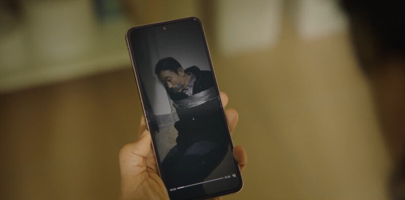 林順在搜孔恩心在檢察廳的更衣室衣櫃，收到李爸被綁架畫面