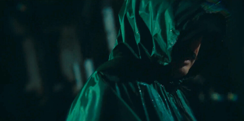 殺手回頭看高羅昕，嘴上有濃密小鬍子