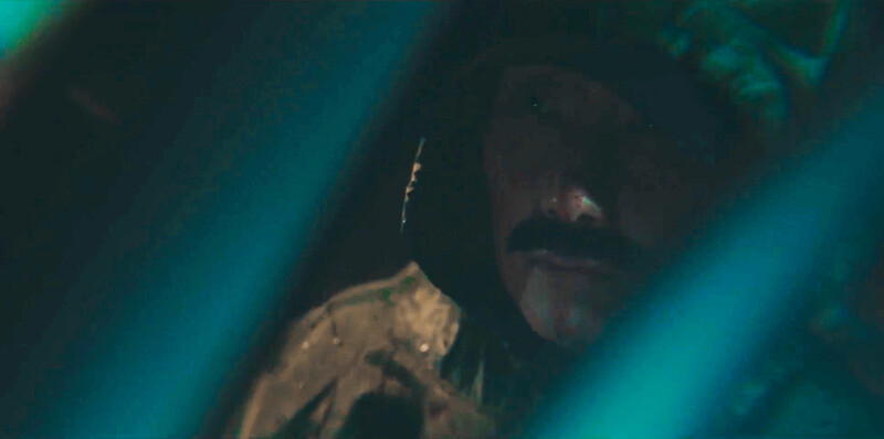 李微進在大豪里撞見開車殺手是有小鬍子的