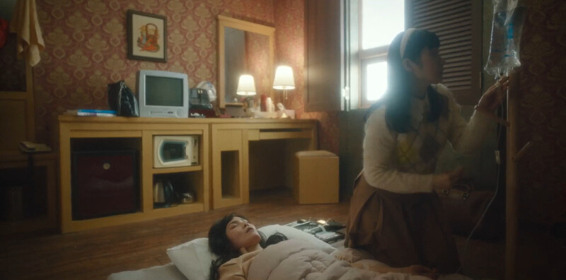 孔恩心偷偷來賓館幫白妻施打安眠藥趁機搶劫，但施打劑量不足，只好滅口白妻