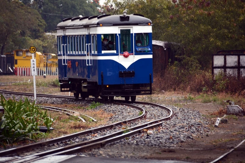 可愛的藍皮五分車。 可愛的藍皮五分車。