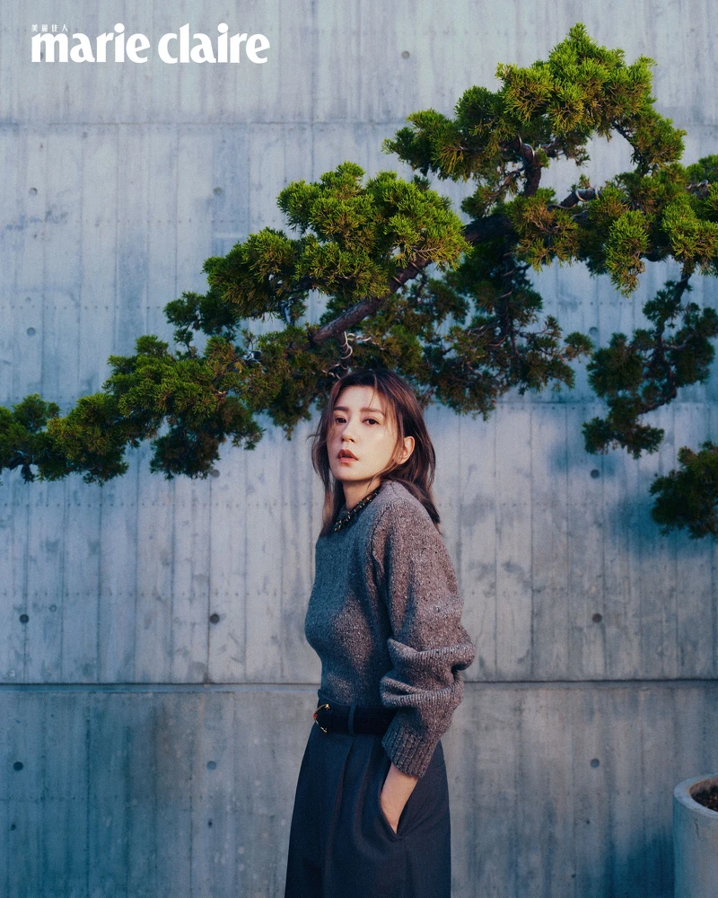 淺色毛衣、鐵灰色長褲、動物裝式皮帶、純銀鍍金裝飾項鍊,all by Bottega Veneta。 淺色毛衣、鐵灰色長褲、動物裝式皮帶、純銀鍍金裝飾項鍊,all by Bottega Veneta。