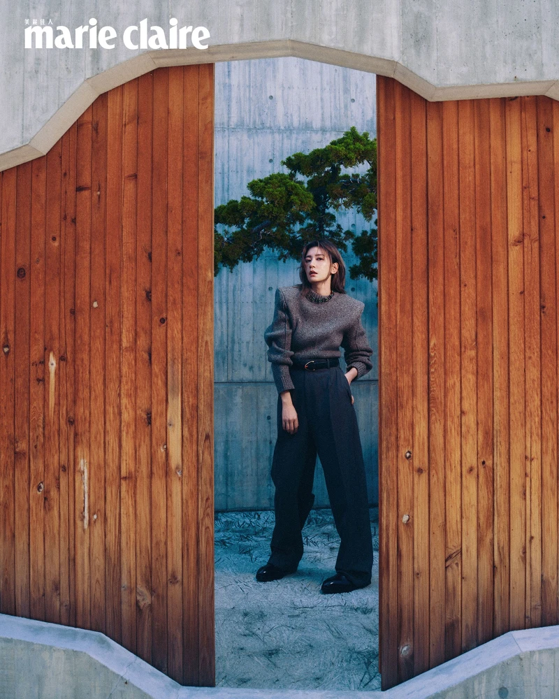 淺色毛衣、鐵灰色長褲、動物裝式皮帶、切爾西靴、純銀鍍金裝飾項鍊,all by Bottega Veneta。 淺色毛衣、鐵灰色長褲、動物裝式皮帶、切爾西靴、純銀鍍金裝飾項鍊,all by Bottega Veneta。