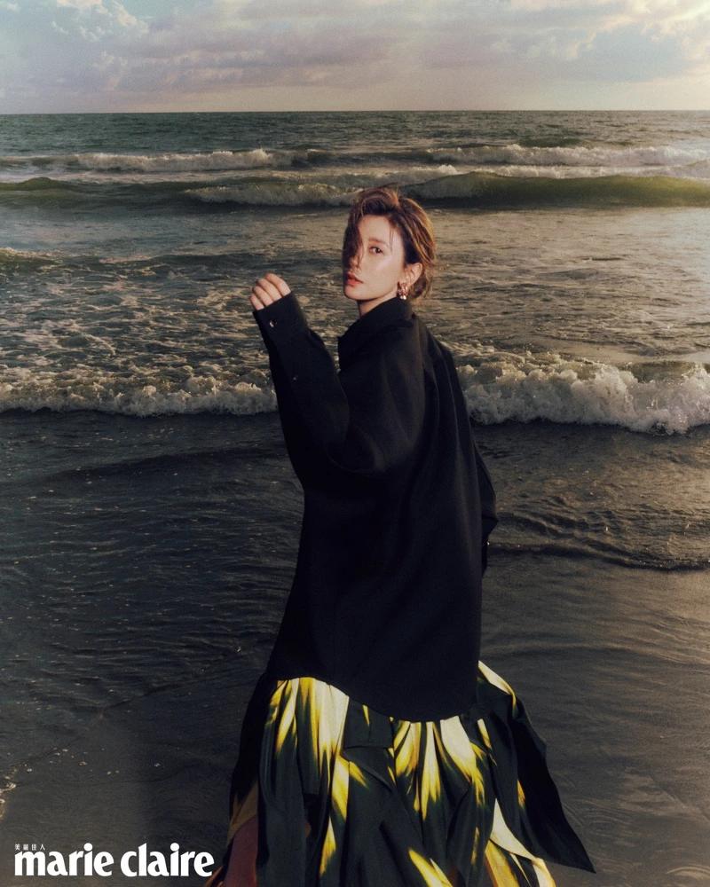 黑色休閒襯衫、印染休閒長裙、純銀琺瑯造型耳環,all by Bottega Veneta。 黑色休閒襯衫、印染休閒長裙、純銀琺瑯造型耳環,all by Bottega Veneta。