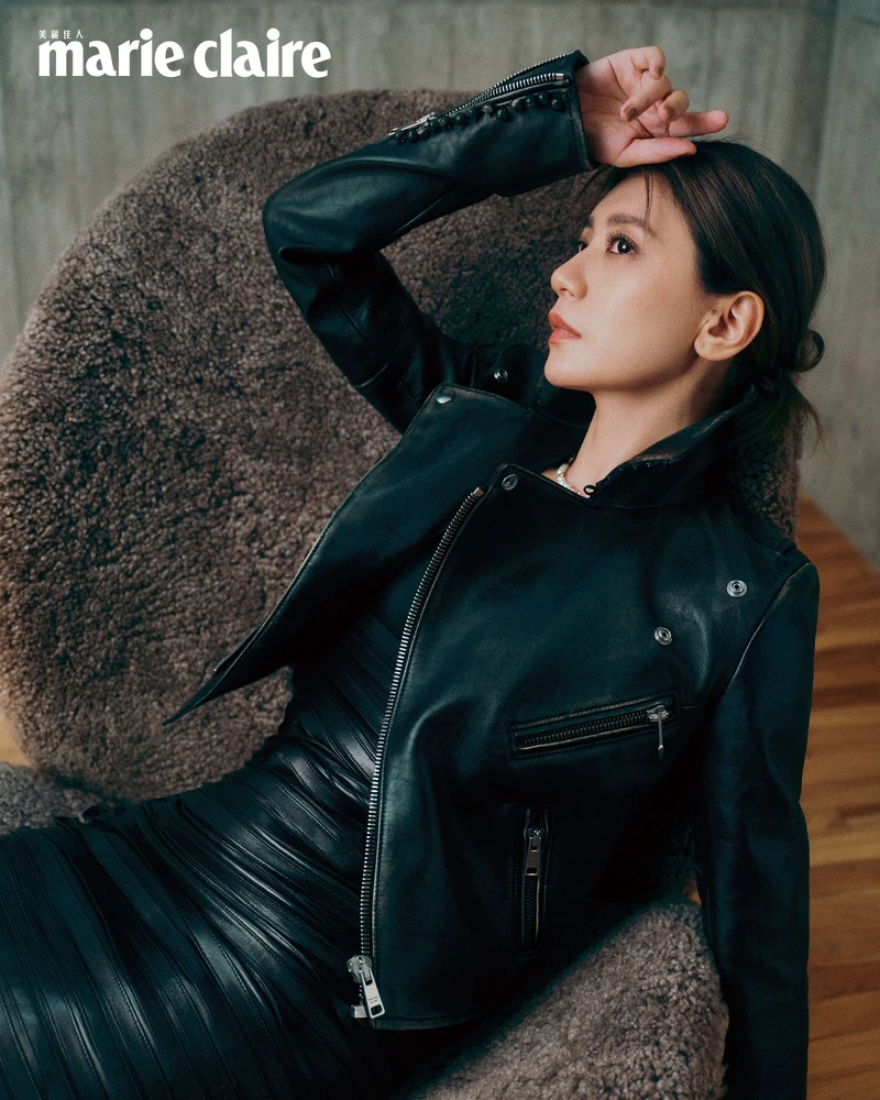 黑色束腰皮革連身裙 by Versace;黑色皮革高領夾克,Prada;MY LV人造珍珠項鍊,Louis vuitton, 黑色束腰皮革連身裙 by Versace;黑色皮革高領夾克,Prada;MY LV人造珍珠項鍊,Louis vuitton,