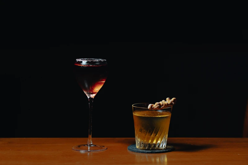杏仁茶(左):Vodka、Black Tea、Caramel、Disaronno、Cloudy Bay Chardonnay 2020;憤怒的葡萄(右):Pisco、A&H Muscat、Dry Vermouth、White Wine、Creatrices de Vin LA PASSIONEE。