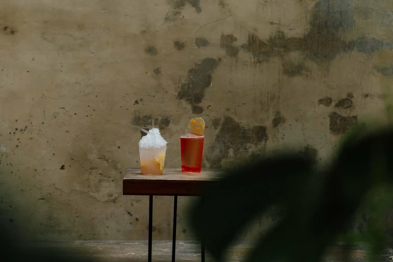 SHOCHU（左）：Daiyame、Vodka、Fresh Lemon、Umeboshi；SPUMONI（右）：Campari、Gin、Clarified Grapefruit Juice、Grapefruit Oleo-Saccharum、Apple Cider Vinegar。