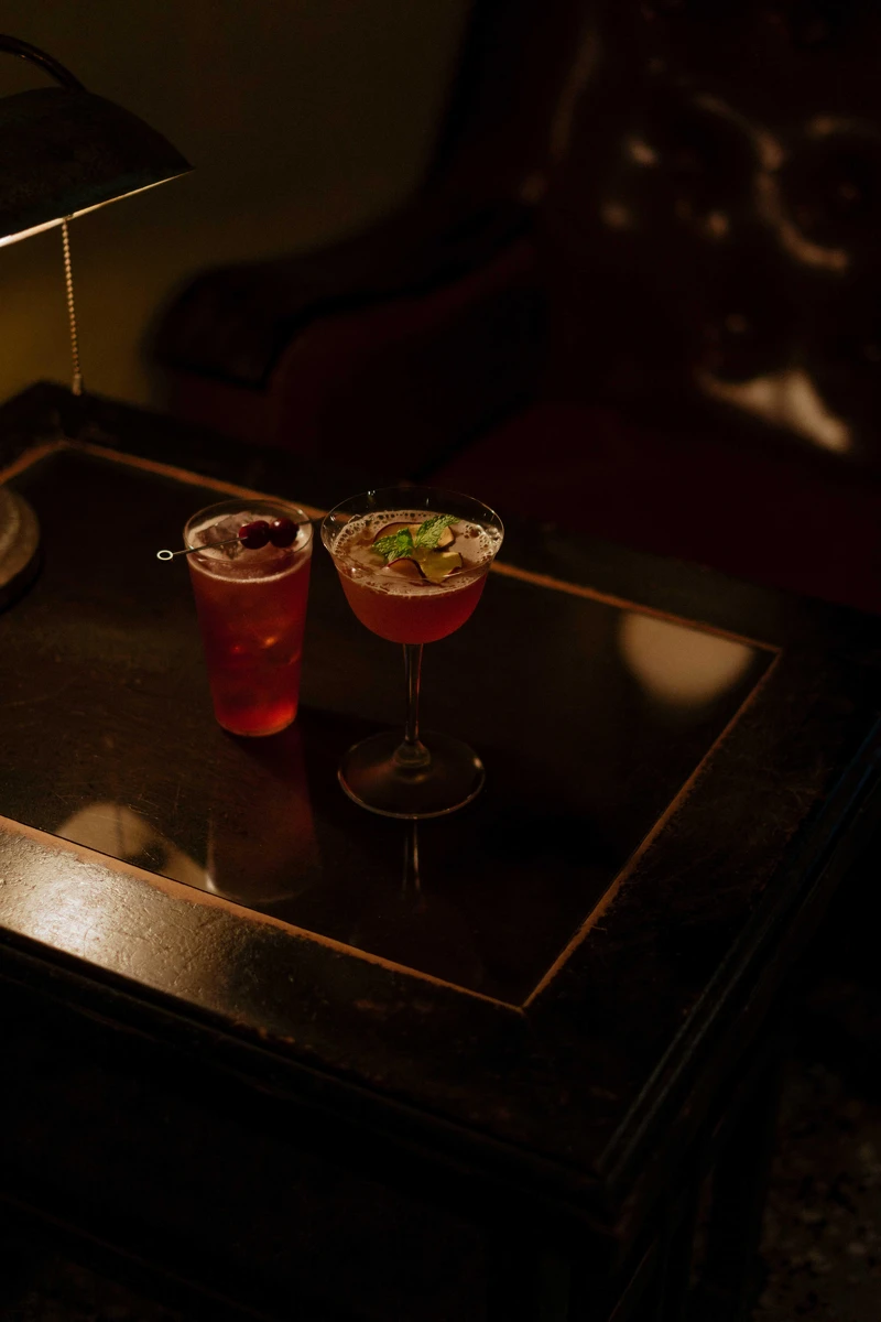 花與飛蟲（左）：海曼黑刺李琴酒、櫻花、紫蘇、檸檬；夏日知曉清晨（右）：伯爵伏特加、波本威士忌、接骨木、蘋果汁。