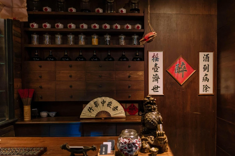 赤崁中藥行店內景。