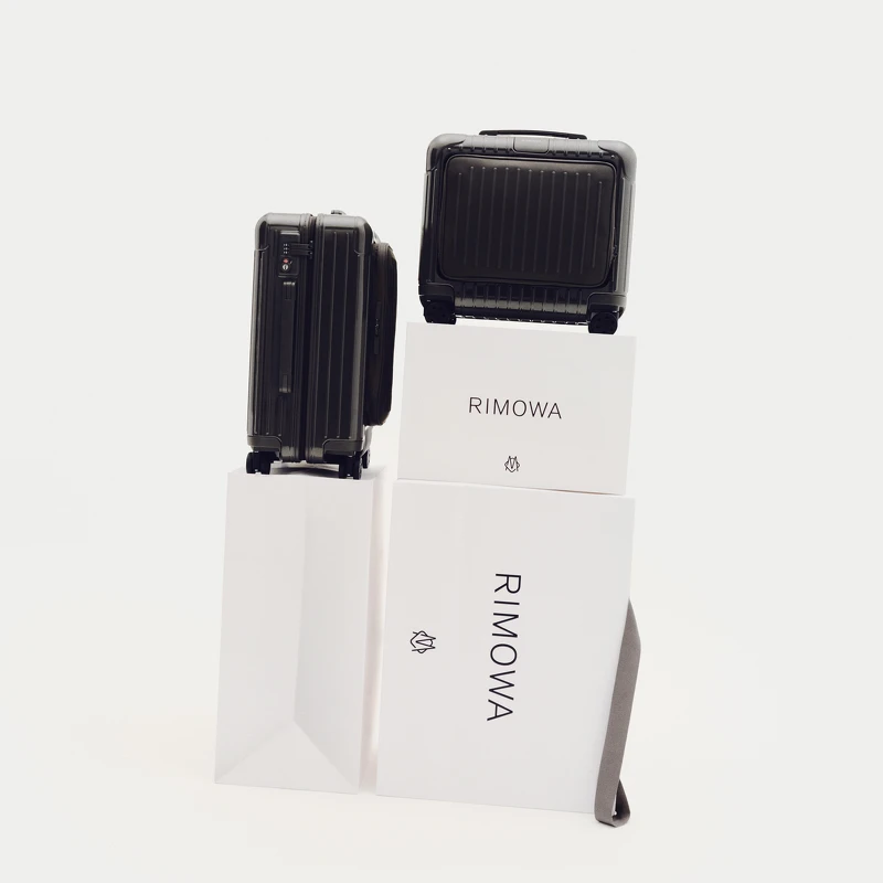 行李箱秉承品牌對上乘品質的追求,採用優質陽極氧化鋁鎂合金,配以光澤的鋁鎂合金護角及手製真皮手把,完美平衡精湛工藝與非凡設計。 行李箱秉承品牌對上乘品質的追求,採用優質陽極氧化鋁鎂合金,配以光澤的鋁鎂合金護角及手製真皮手把,完美平衡精湛工藝與非凡設計。