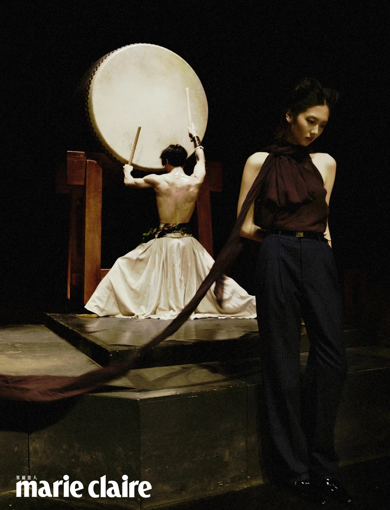 Zoey Tung:酒紅色綁帶透膚上衣、條紋西裝長褲、黑色漆皮皮帶、黑色皮靴,all by Saint Laurent。謝家茗:鼓手演出服裝,林恒正。 Zoey Tung:酒紅色綁帶透膚上衣、條紋西裝長褲、黑色漆皮皮帶、黑色皮靴,all by Saint Laurent。謝家茗:鼓手演出服裝,林恒正。