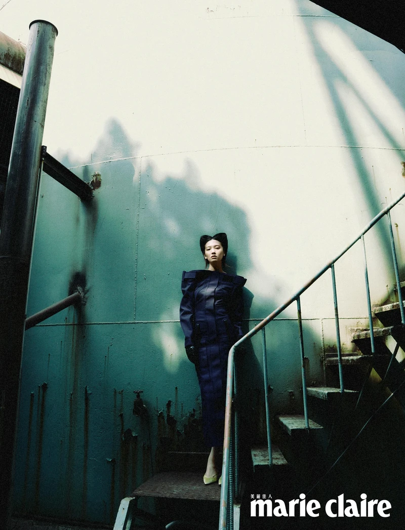 紫色工裝連身裙、黃色尖頭高跟鞋,both by Prada;黑色皮革手套,Miu Miu。 紫色工裝連身裙、黃色尖頭高跟鞋,both by Prada;黑色皮革手套,Miu Miu。