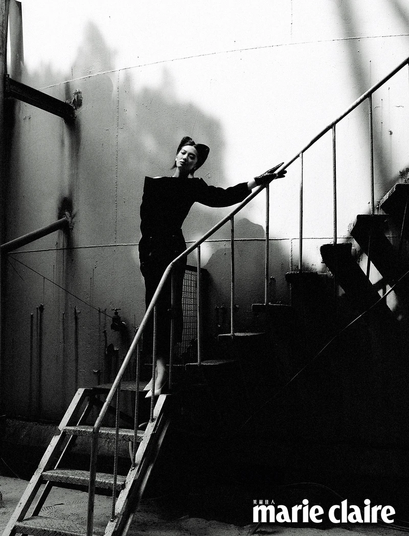 紫色工裝連身裙、黃色尖頭高跟鞋,both by Prada;黑色皮革手套,Miu Miu。 紫色工裝連身裙、黃色尖頭高跟鞋,both by Prada;黑色皮革手套,Miu Miu。