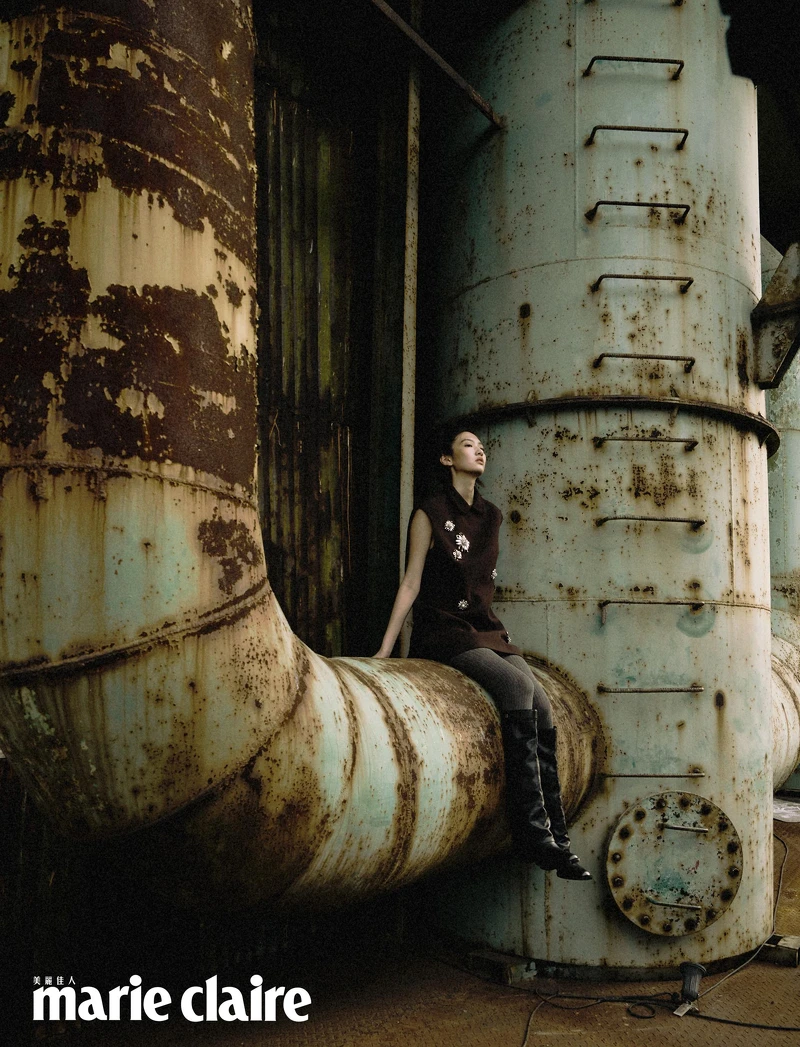 深棕色毛呢連衣裙、灰色針織褲襪,both by Miu Miu;黑色中筒皮靴,Fendi。 深棕色毛呢連衣裙、灰色針織褲襪,both by Miu Miu;黑色中筒皮靴,Fendi。