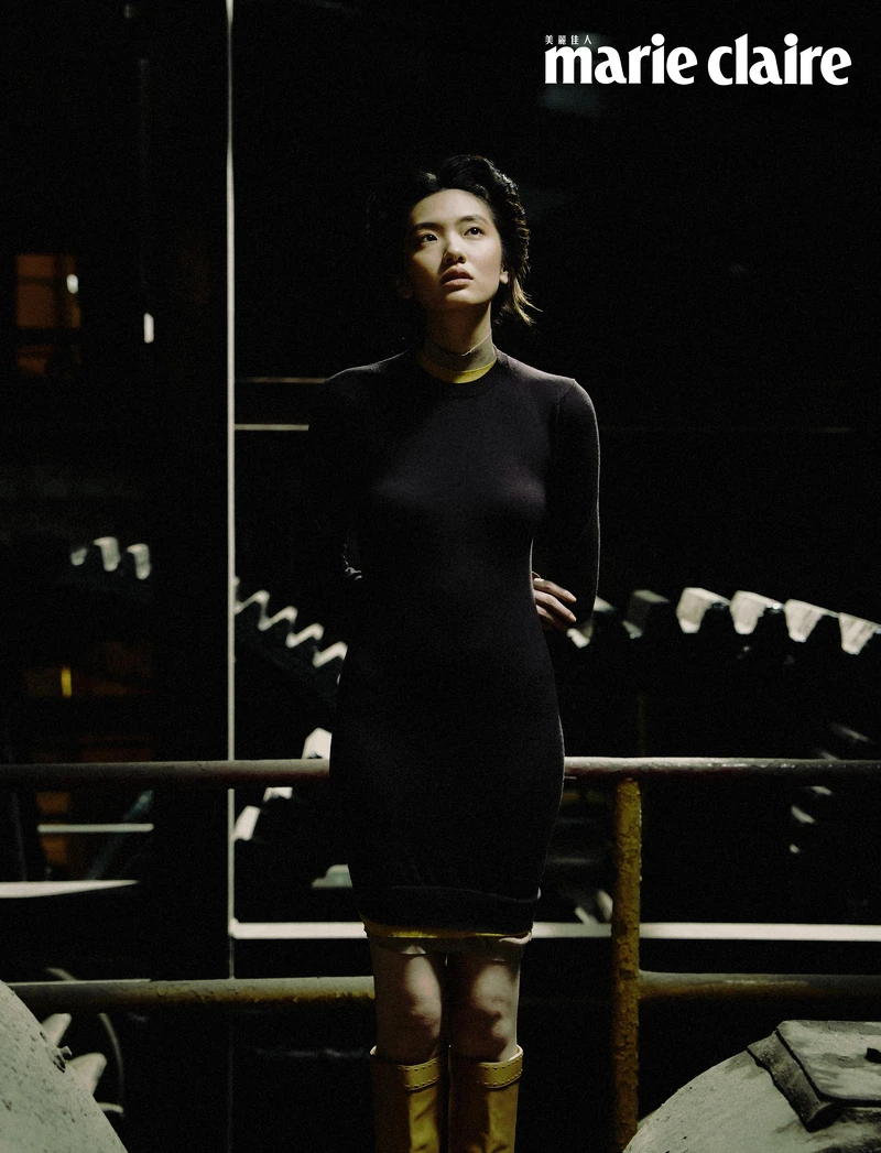 撞色高領針織連身裙、卡其色中筒皮靴,both by Fendi。 撞色高領針織連身裙、卡其色中筒皮靴,both by Fendi。