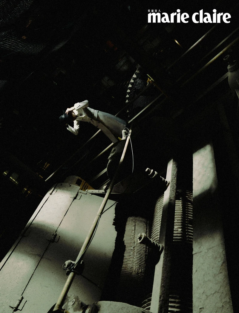 黑色紳士帽、黑色高領上衣、白色西裝大衣,all by Dior。 黑色紳士帽、黑色高領上衣、白色西裝大衣,all by Dior。