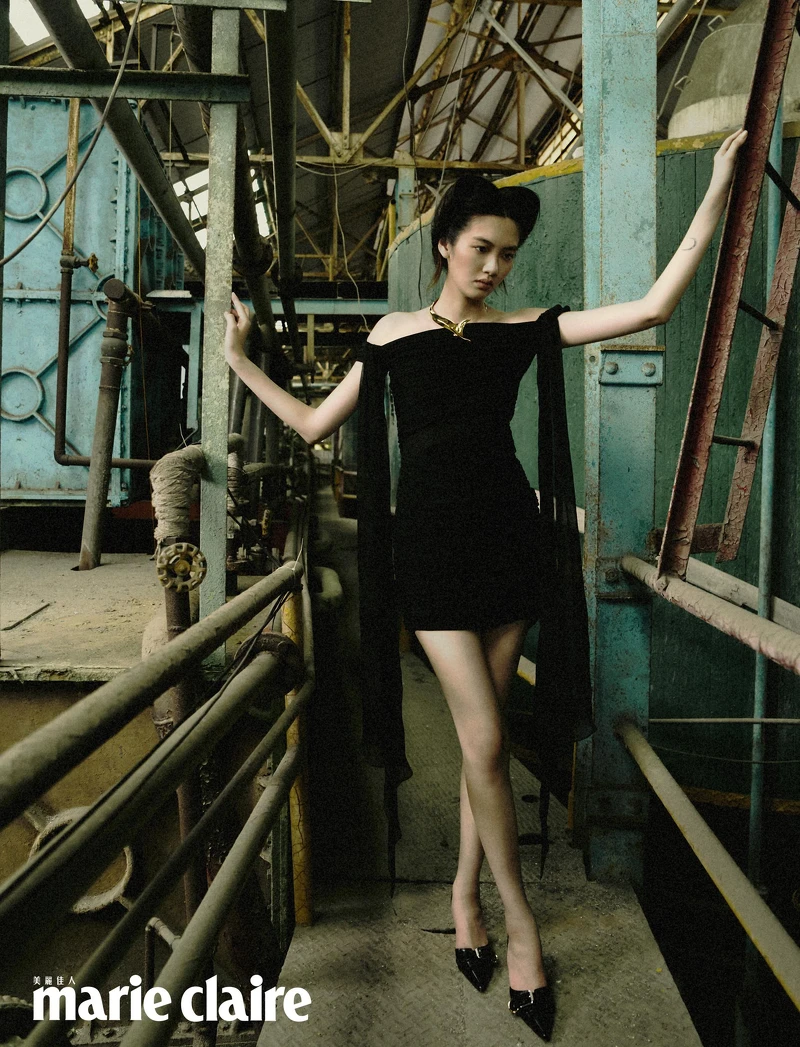 黑色水袖禮服、金色項鍊、黑色尖頭高跟鞋,all by Givenchy。 黑色水袖禮服、金色項鍊、黑色尖頭高跟鞋,all by Givenchy。