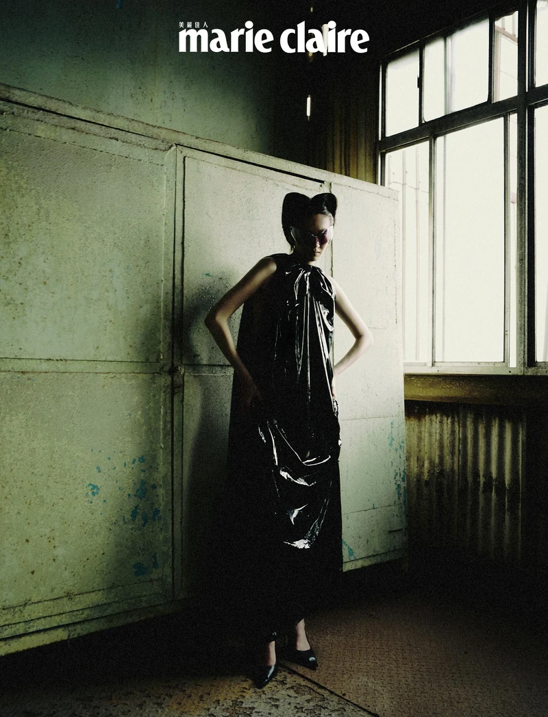 黑色漆皮長洋裝、黑色尖頭高跟鞋,both by Balenciaga;粉色前衛墨鏡,Mugler x Gentle Monster。  黑色漆皮長洋裝、黑色尖頭高跟鞋,both by Balenciaga;粉色前衛墨鏡,Mugler x Gentle Monster。