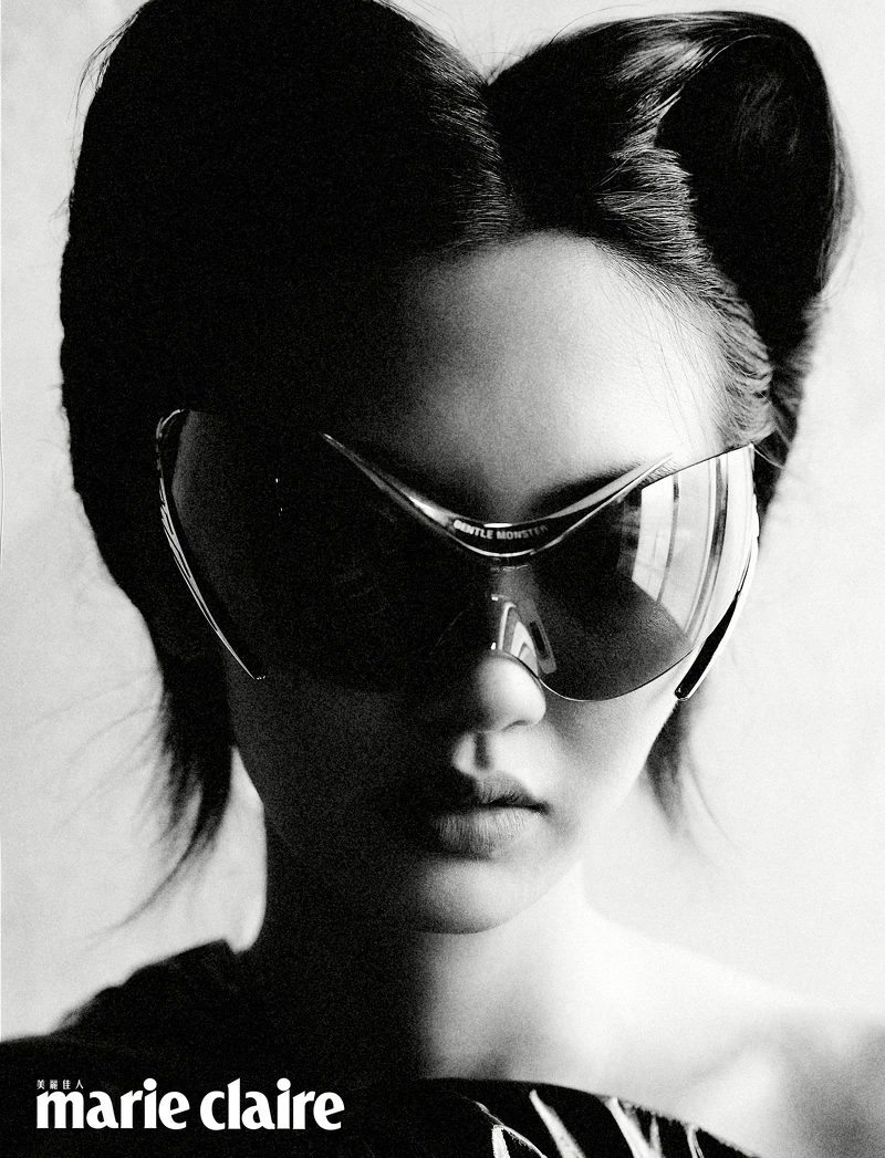 黑色漆皮長洋裝,Balenciaga;粉色前衛墨鏡,Mugler x Gentle Monster。  黑色漆皮長洋裝,Balenciaga;粉色前衛墨鏡,Mugler x Gentle Monster。