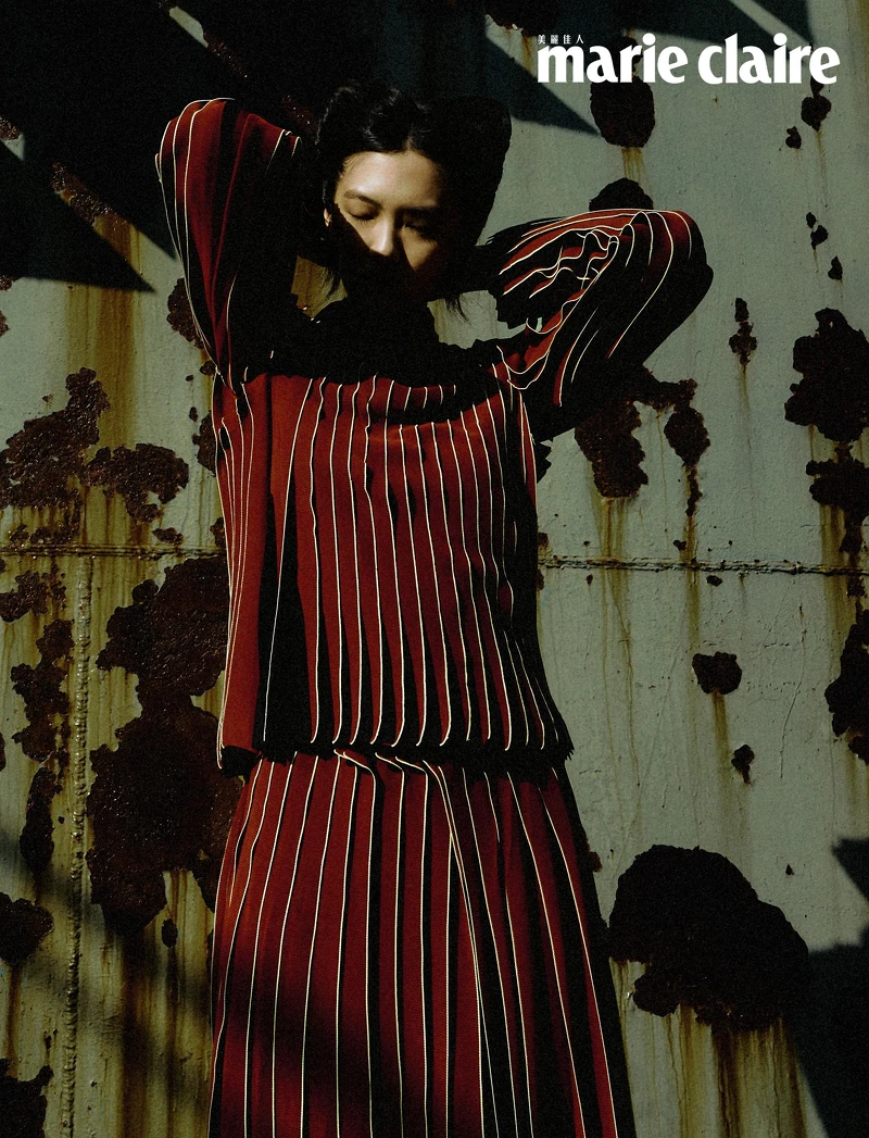 紅色皺褶上衣、紅色皺褶長裙,both by Bottega Veneta。 紅色皺褶上衣、紅色皺褶長裙,both by Bottega Veneta。