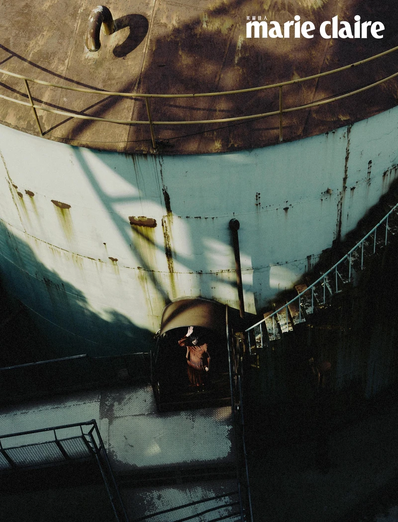 紅色皺褶上衣、紅色皺褶長裙、綠色短靴,all by Bottega Veneta。 紅色皺褶上衣、紅色皺褶長裙、綠色短靴,all by Bottega Veneta。