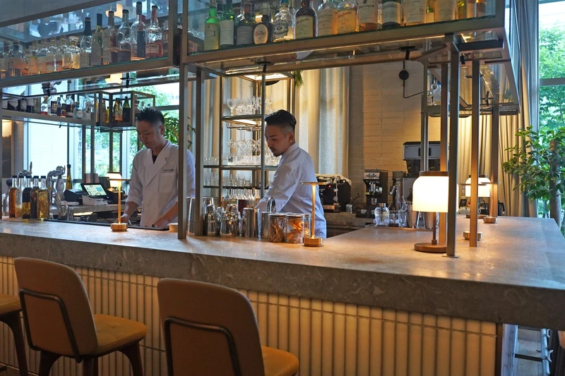 左一為首席調酒師古瀬則彦（Norihiko Furuse）。