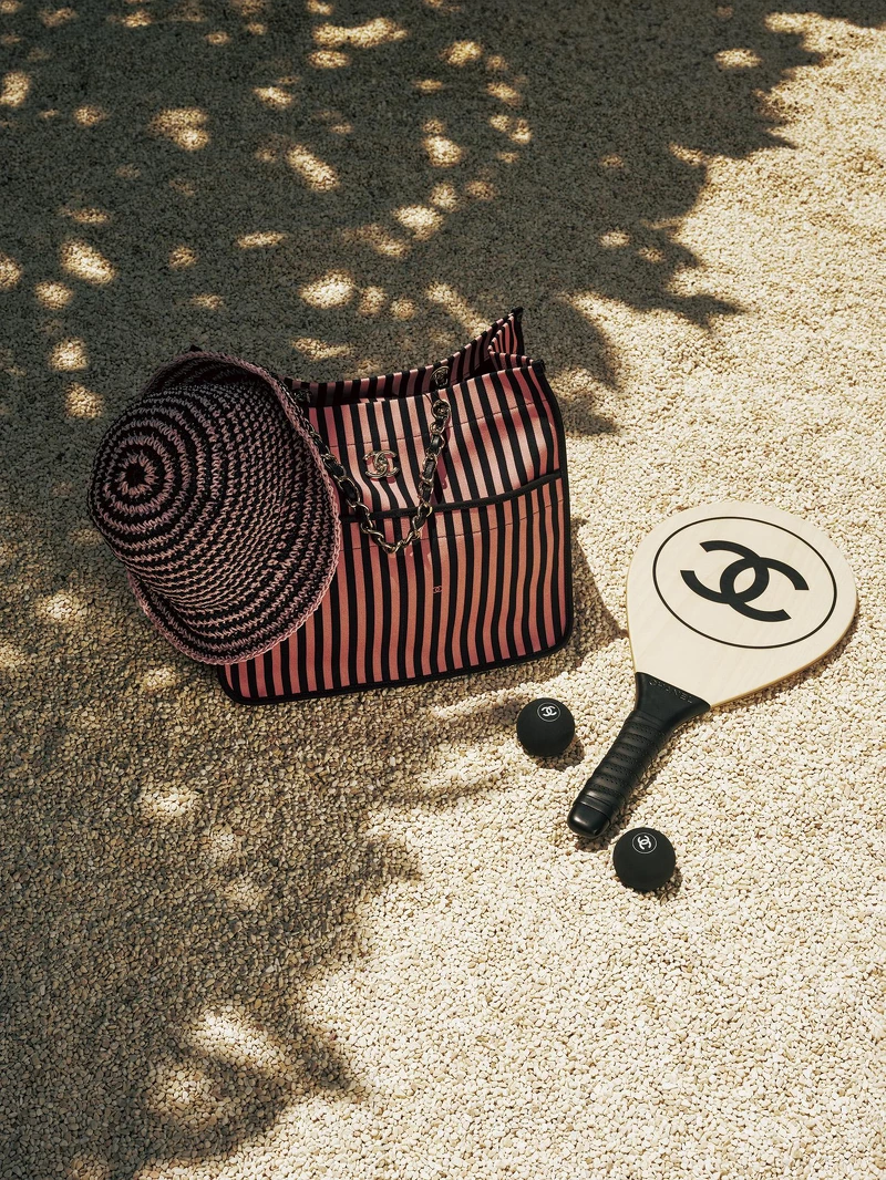 粉色條紋漁夫帽、粉色條紋肩背包、球拍套組,all by CHANEL。 粉色條紋漁夫帽、粉色條紋肩背包、球拍套組,all by CHANEL。