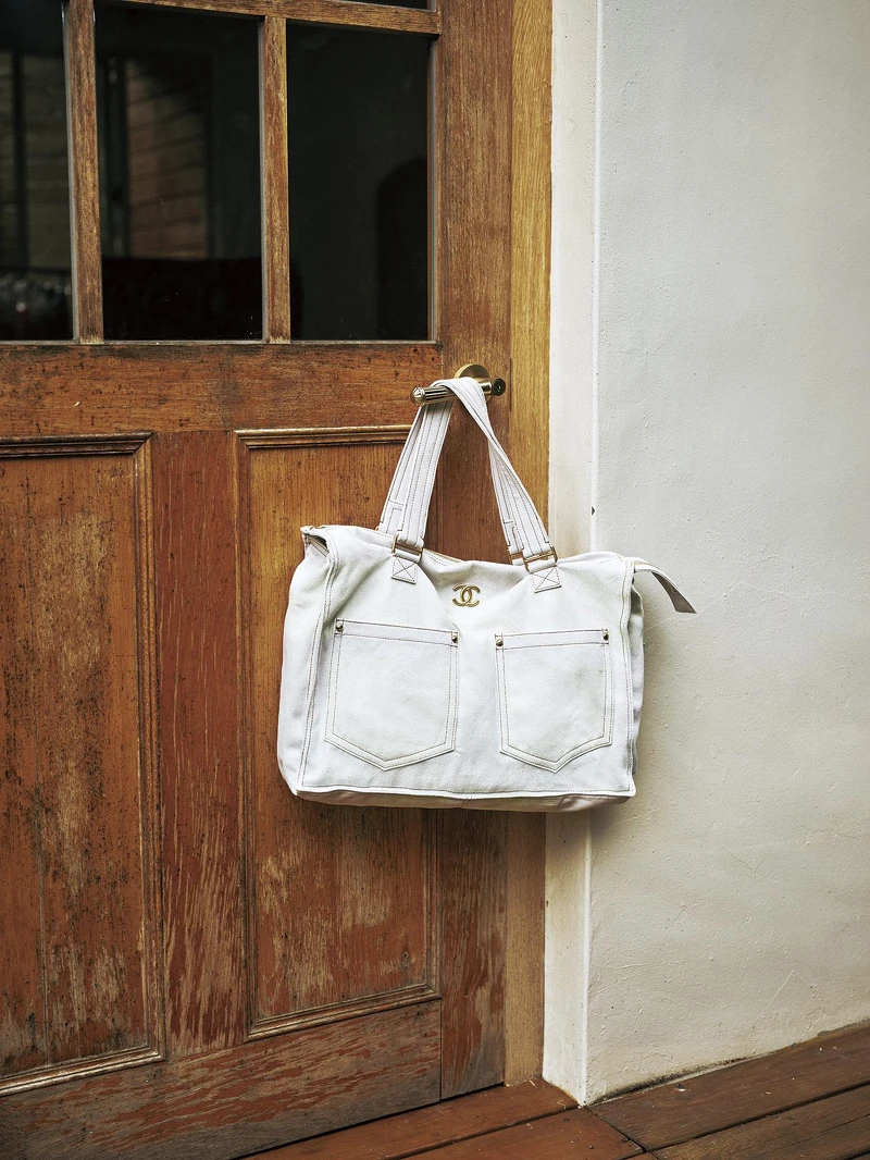 白色肩背托特包,CHANEL。 白色肩背托特包,CHANEL。