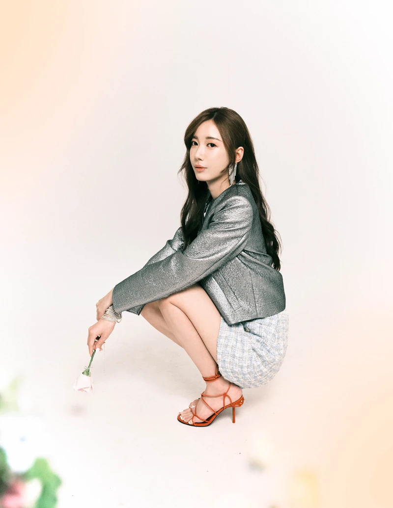 灰色金屬墊肩外套，Zara、白色無袖上衣，Lacoste、毛呢格紋短裙，Sandro、紅色綁帶高跟涼鞋，Charles&Keith。