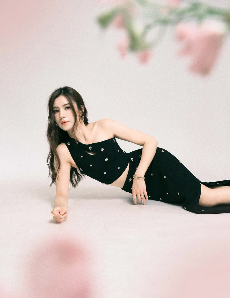 斜肩針織金飾背心、針織金飾開衩長裙，both by Sandro；銀色魚口粗跟涼鞋，Charles&Keith。