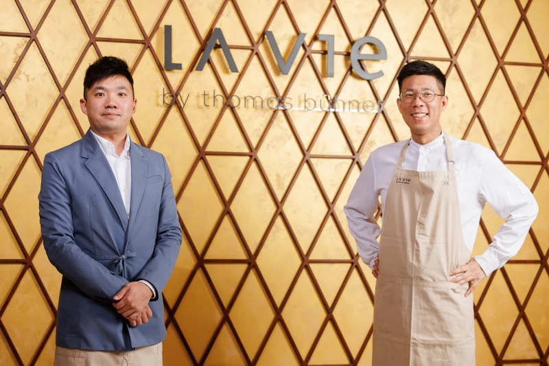 左為首席侍酒師黃嘉偉(Max Haung),右為行政主廚楊展浩(Chef Xavier)。 左為首席侍酒師黃嘉偉(Max Haung),右為行政主廚楊展浩(Chef Xavier)。